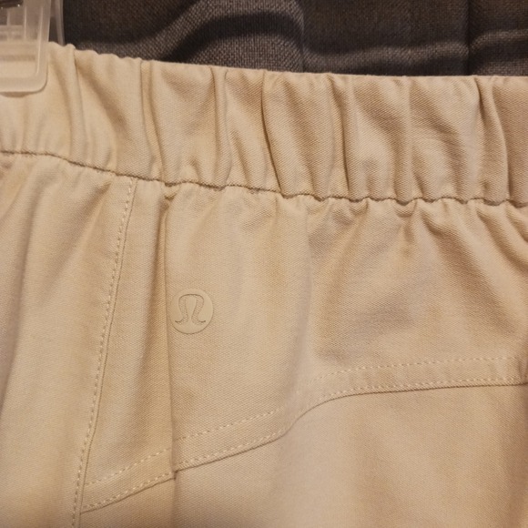 Lululemon Womens Khaki Cropped capri Cargo Pants Elastic‎ Waist Size 28 us 6/8 - Picture 4 of 5